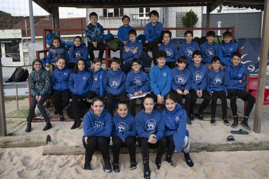 El grupo de jóvenes deportistas que participaron en la jornada de promoción del Club Ourense Volei Praia en las categorías benjamín y alevín.