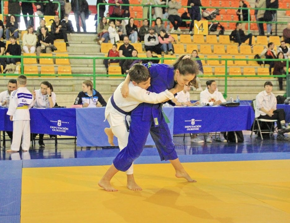 Uno de los combates mixtos de la competición que abrió temporada en el Pazo dos Deportes Paco Paz.