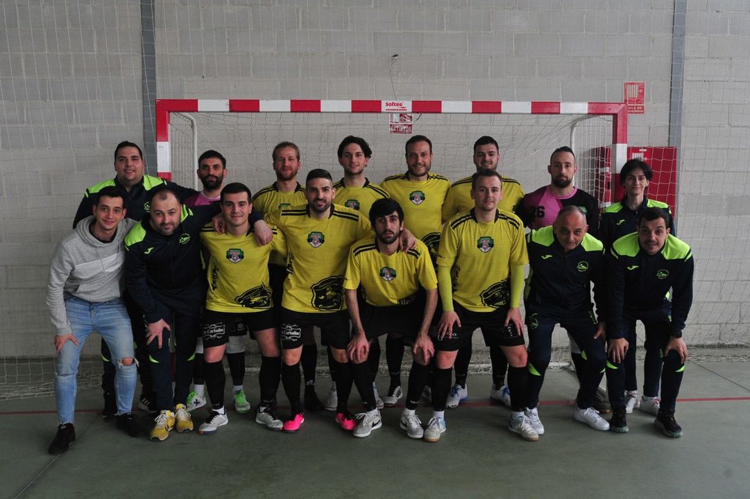 Los jugadores y el cuerpo técnico del Cidade de As Burgas, el pasado sábado en el pabellón municipal de Os Peares.