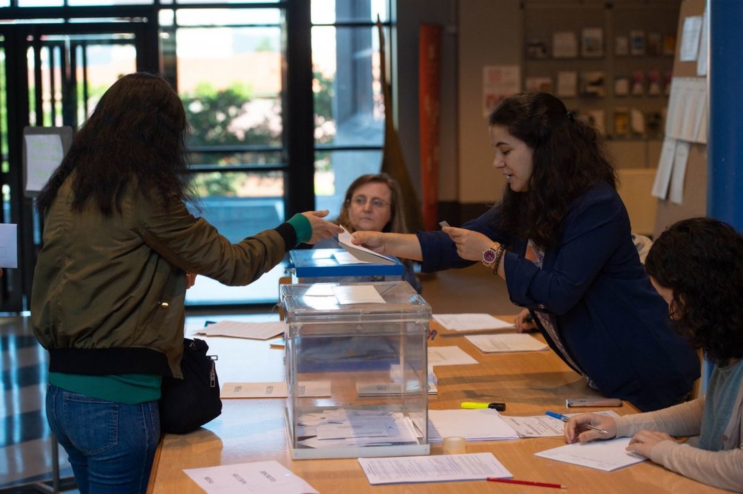 Una ourensana ejerce su derecho al voto en las últimas municipales, celebradas el 26 de mayo de 2019.