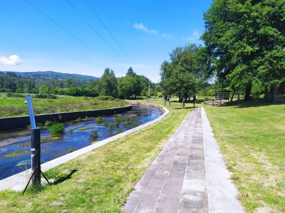 El área recreativa Ponte Barbón, en el curso del río Ourille en A Bola.
