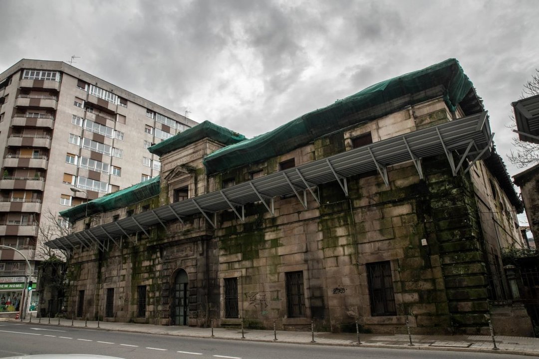 Fachada principal de la antigua cárcel, en la rúa do Progreso.