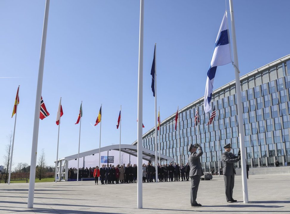 Ceremonia de izamiento de la bandera para el ingreso de Finlandia en la OTAN. (JOHANNA GERON)