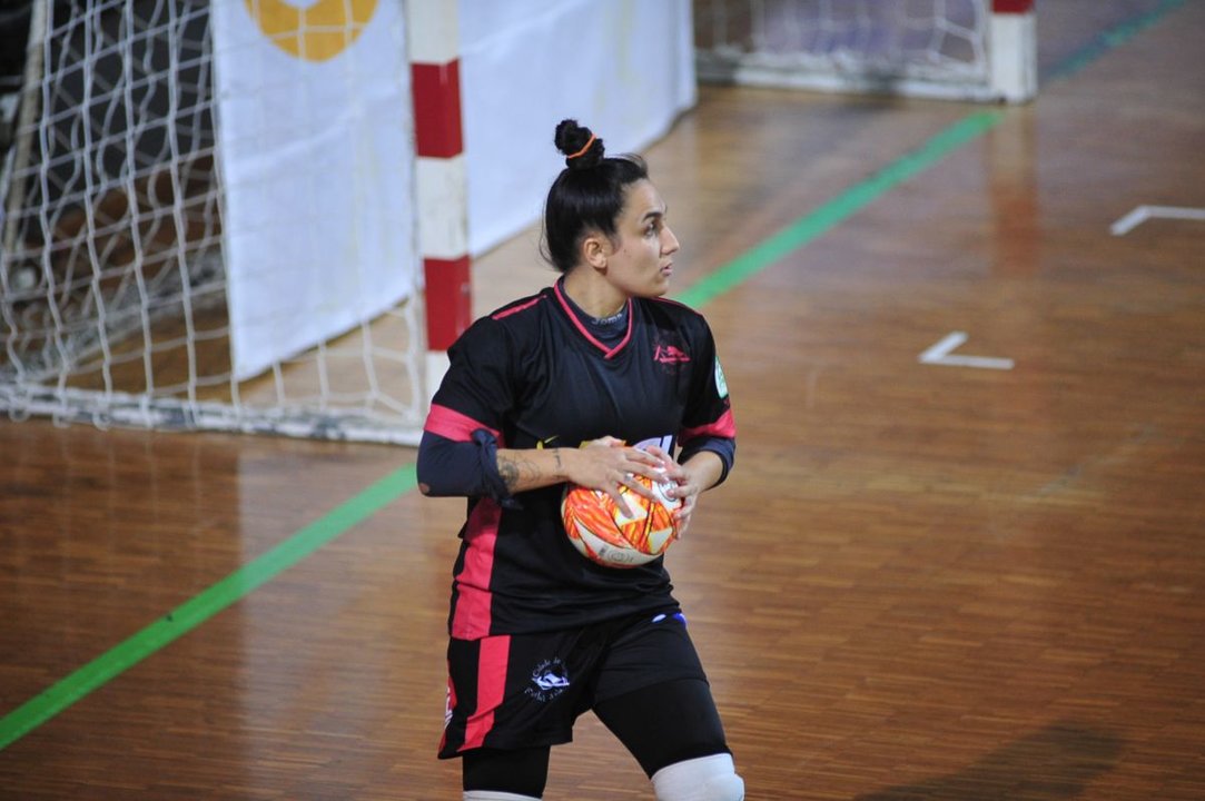 Ana López Lastra, portera del Cidade, con la pelota en el derbi de diciembre ante el Envialia B.
