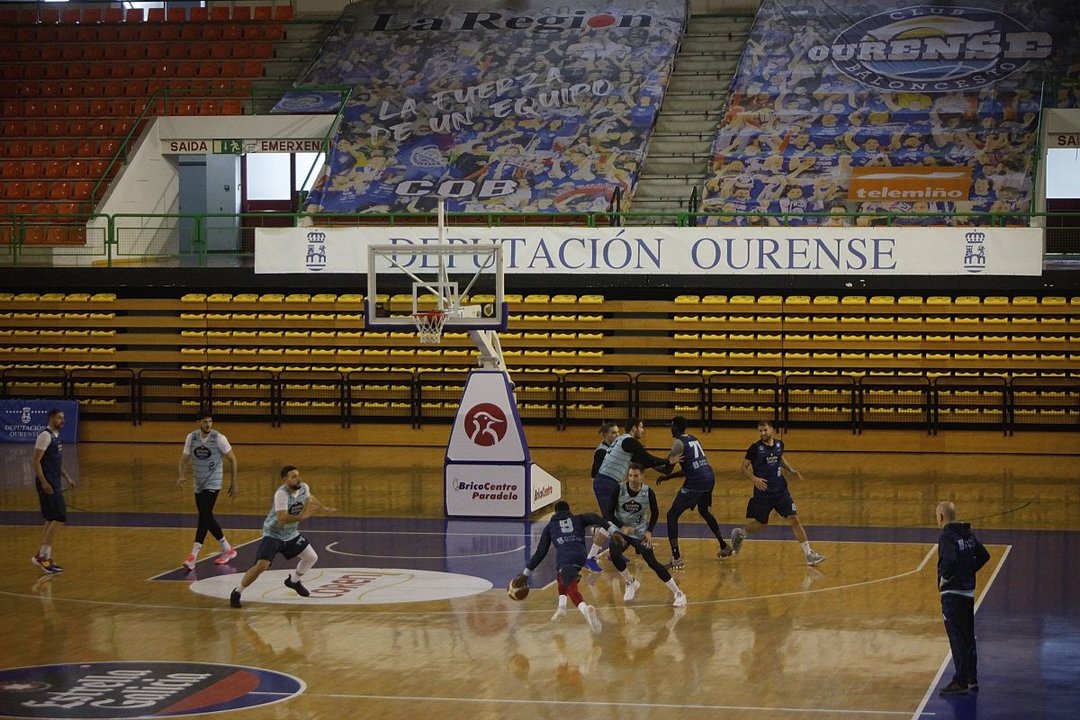 Los jugadores del equipo cobista se ejercitan en el Pazo Pazo Paz.