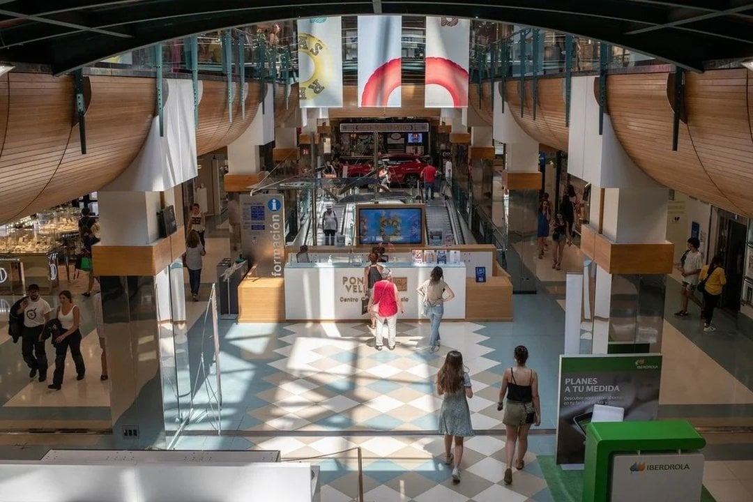 Interior del Centro Comercial Ponte Vella, que se suma hoy a la apertura.