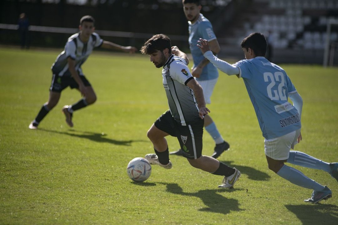 Peque, lateral derecho del Antela, conduce el balón ante la presión de Cavani, del Villalonga, en A Moreira.