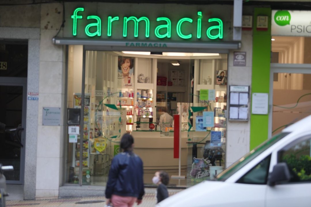 Fachada de una farmacia en Ourense.