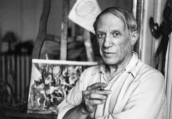 Pablo Picasso en su estudio de París.