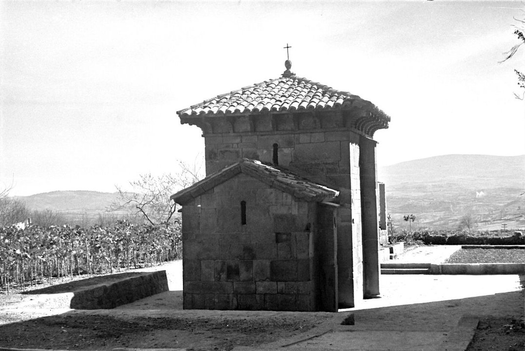 A capela de San Miguel logo das escavacións de Chamoso Lamas (1960) e da desaparecida restauración do entorno.
