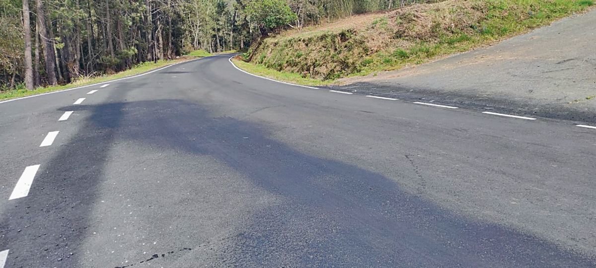 A estrada arranxada no concello de Castrelo de Miño.