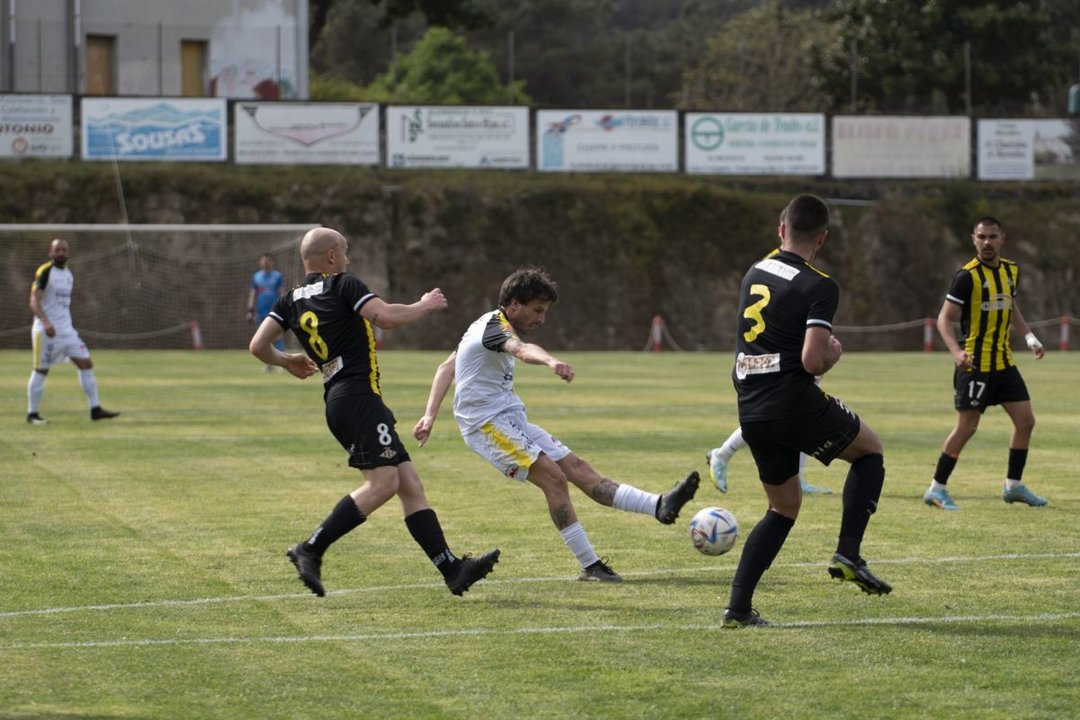 Alfredo, autor del segundo gol del Arnoia, efectúa un disparo ante Eloy.