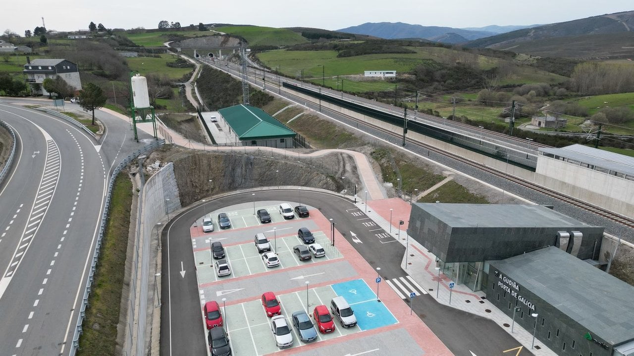 Estación de Porta de Galicia, en A Gudiña, con la senda peatonal.