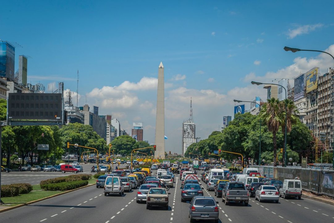 Plaza de la República de Buenos Aires y su obelisco, un emblema de la capital argentina.