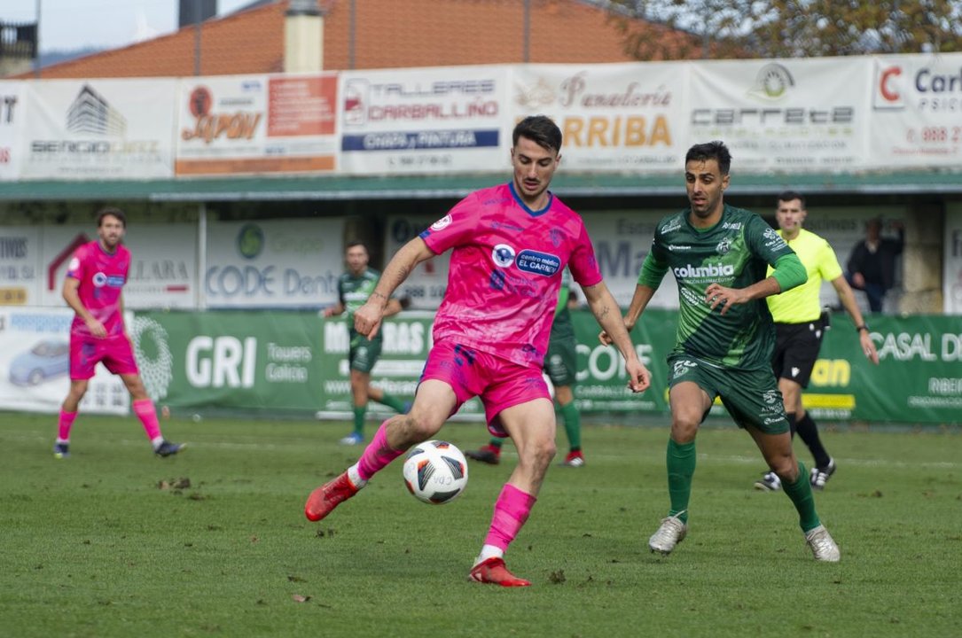 Nacho Fariña, del Ourense CF, conduce la pelota ante el verde Romay.