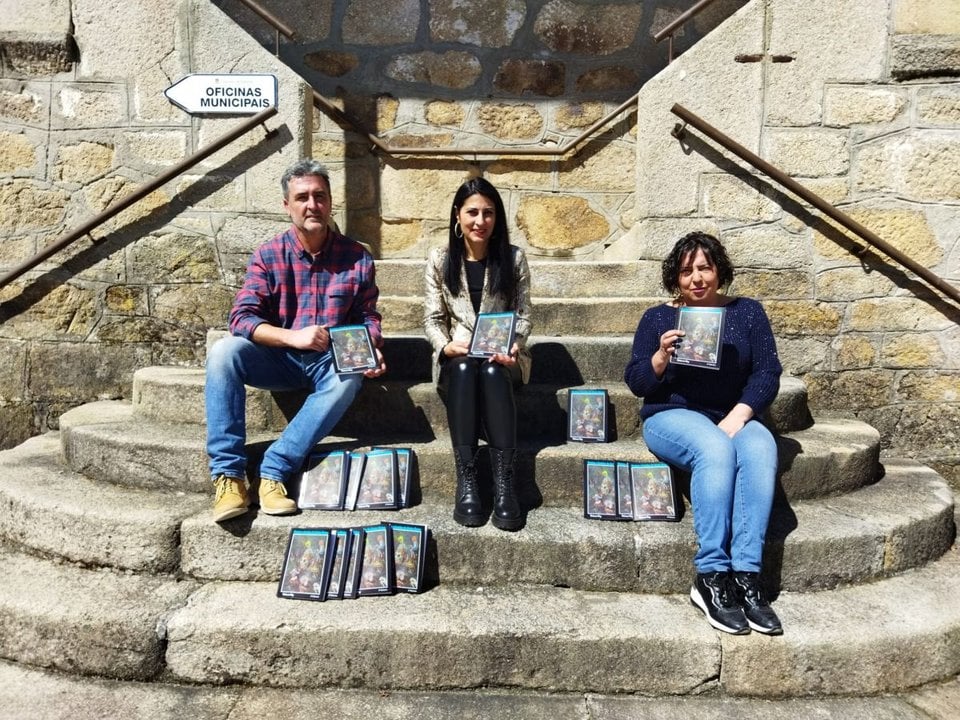 Ramón Alonso, Eva Paz y Maria Elena Estévez posan con el libro que acaba de reeditar el Concello de Entrimo.