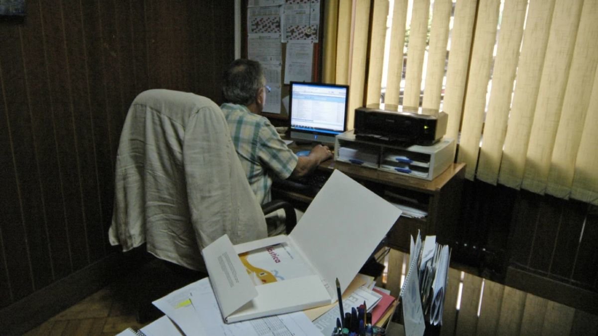 Un empleado desempeña su trabajo frente a la pantalla del ordenador.