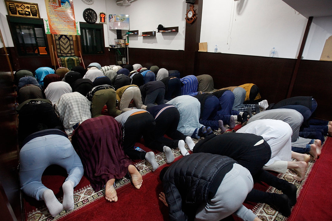 La comunidad islámica de Ourense rezando