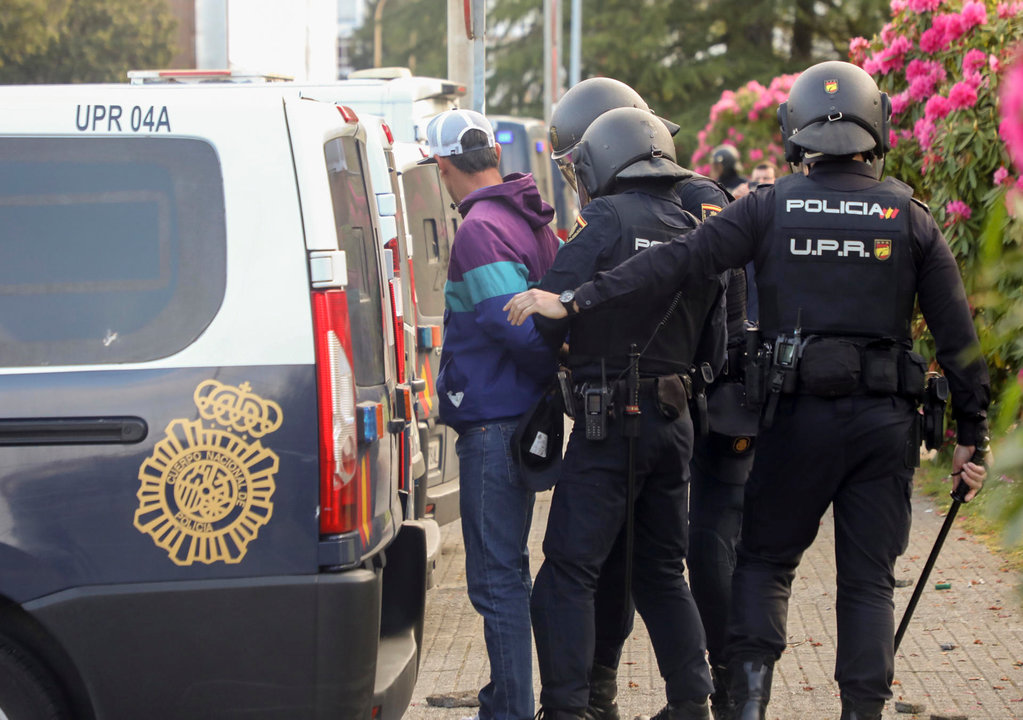 Dos detenidos en una protesta ante la Xunta por el conflicto de la mejilla.  EFE