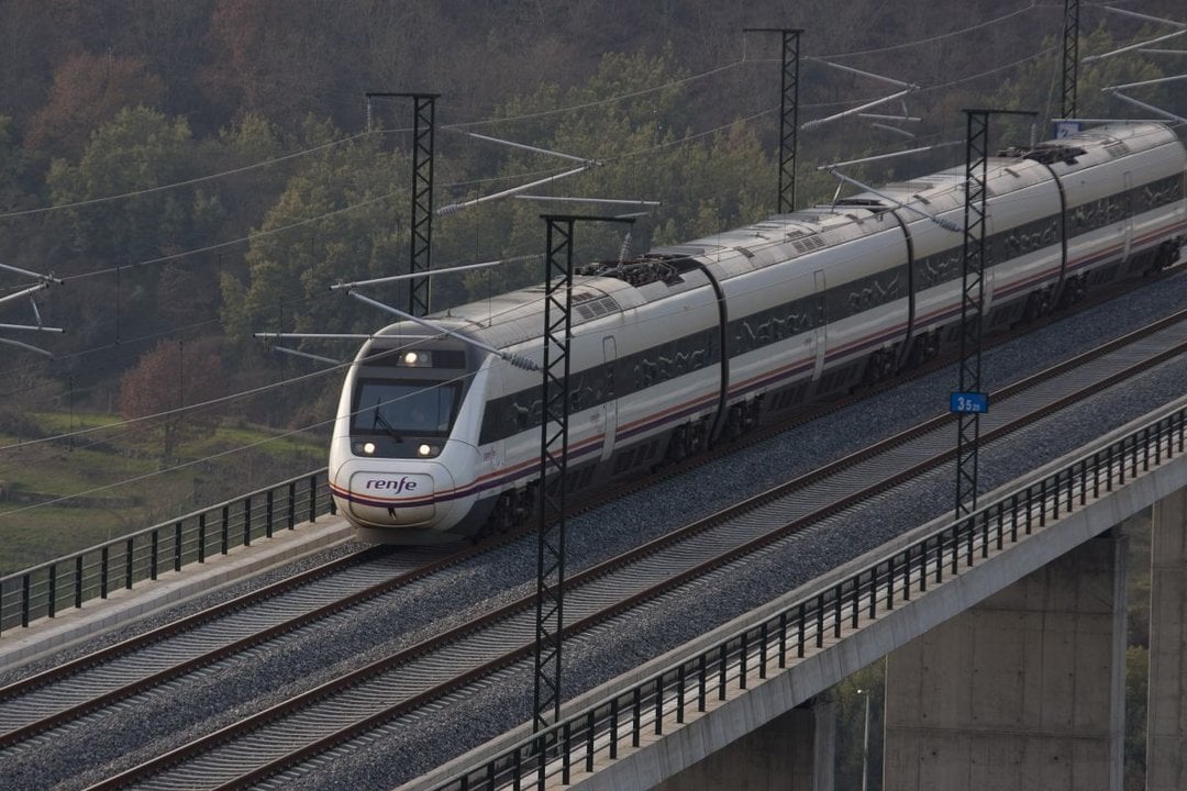 Un tren de la serie 121 presta un servicio Avant en la línea de alta velocidad Ourense-Santiago.