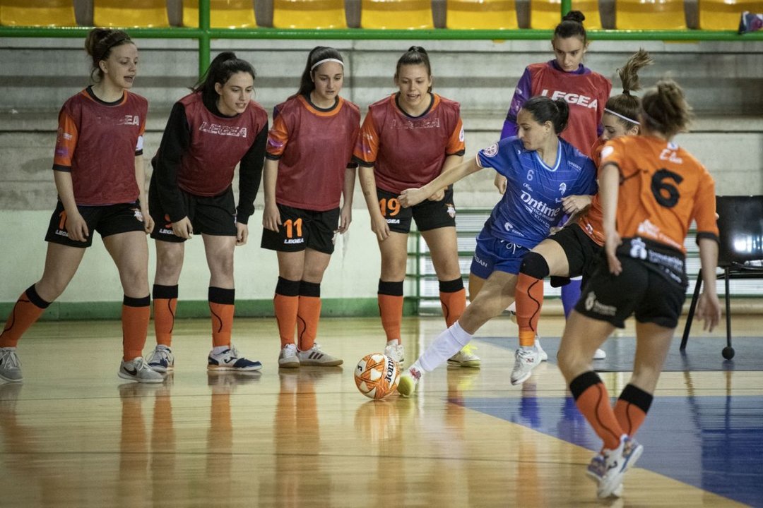 La jugadora del Ourense Envialia, Vero Mateos, pugna por un balón en el derbi ante el Amarelle. ÓSCAR PINAL