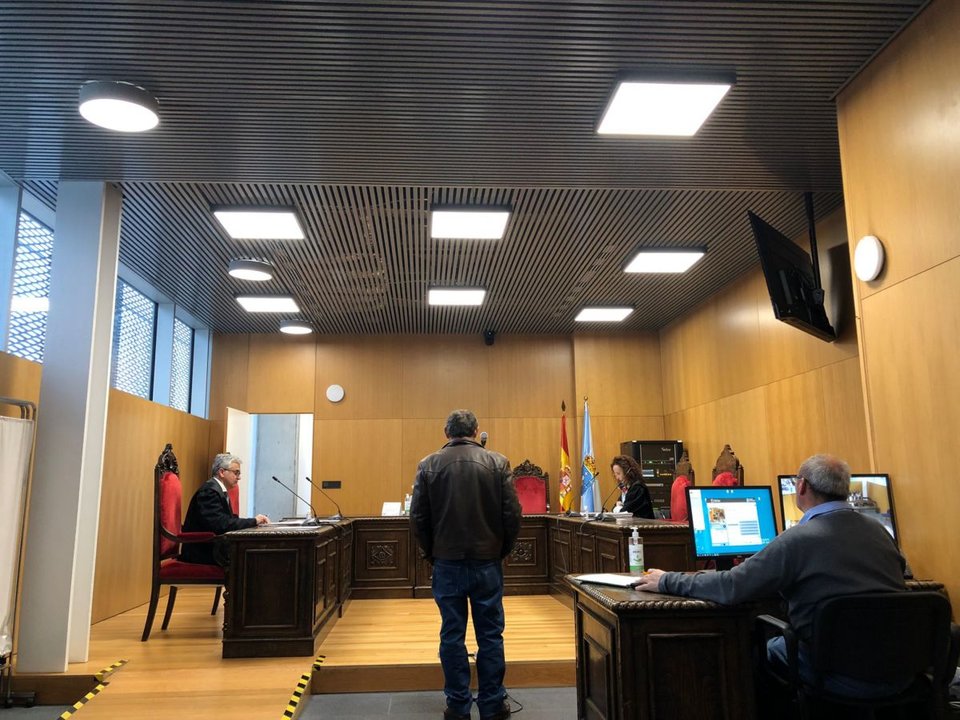 El acusado en el  Penal 1 de Ourense, durante el juicio.