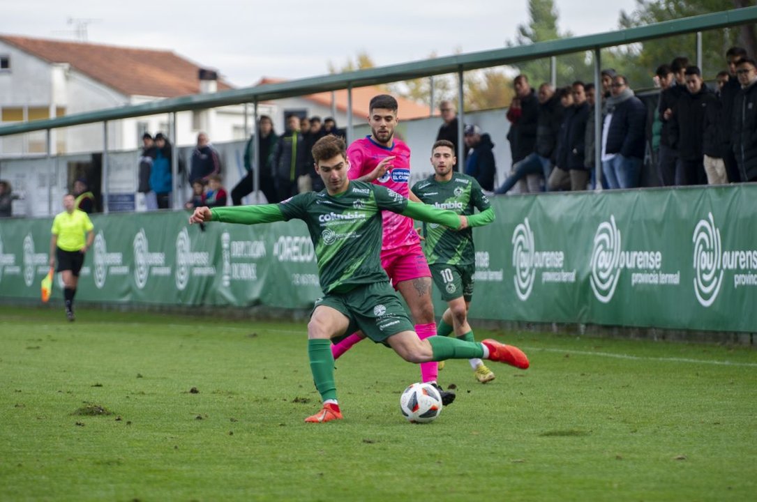 El delantero del Arenteiro Manín intenta dar un pase ante el centrocampista del Ourense CF, Tiago Rodríguez. MARTIÑO PINAL