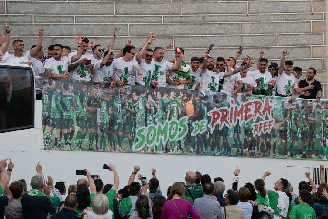 Celebración do ascenso de categoría do equipo de fútbol do Arenteiro. FOTO: ÓSCAR PINAL