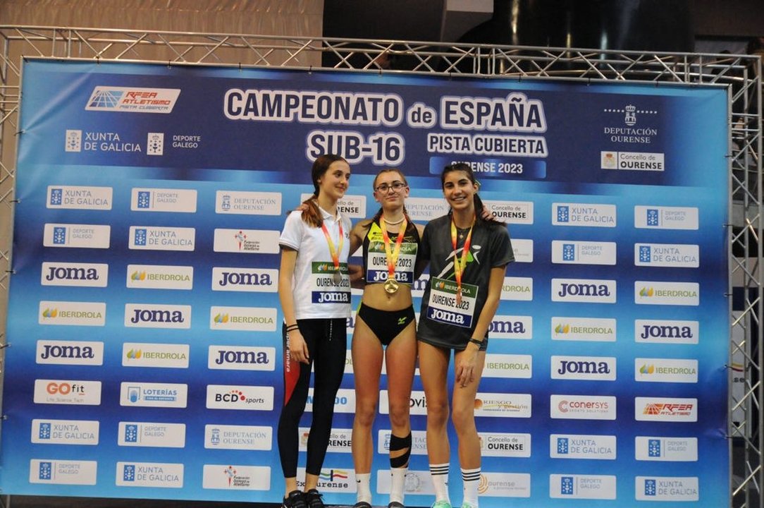 Iria Solera, a la derecha, con su medalla de bronce en el Nacional sub-16 disputado en Expourense.