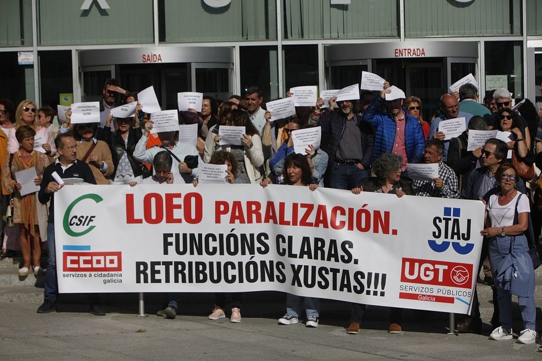 Funcionarios de Ourense, ante la sede de los juzgados.