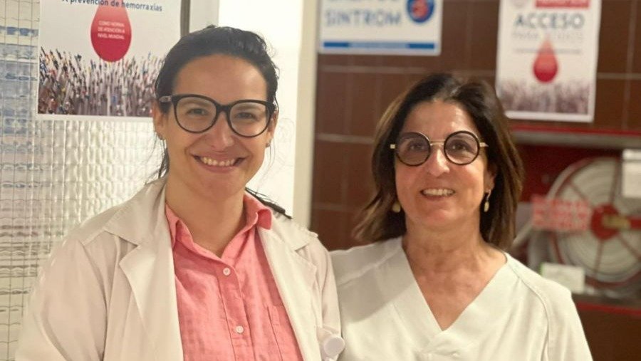 La hematóloga Rebeca Guzmán y la enfermera Sofía Vázquez.