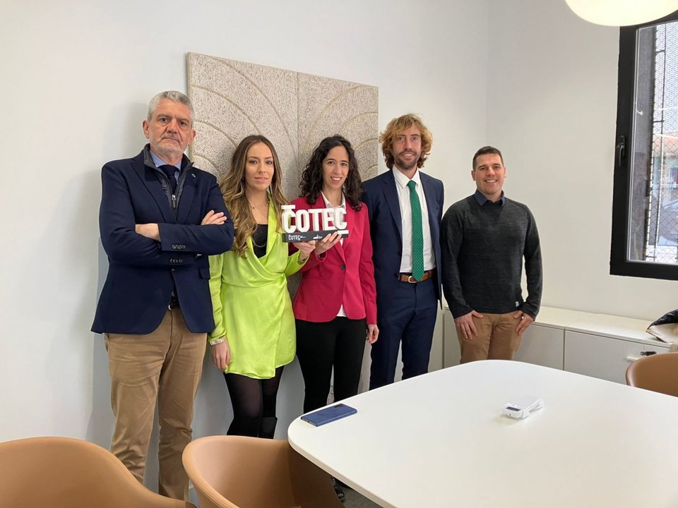 Javier Bobe, Joana Gómez, Teresa Alvariño, Iván José Vicente y Sergio Santorio en la presentación del proyecto el pasado 31 de marzo en la sede de Cotec, en Madrid.