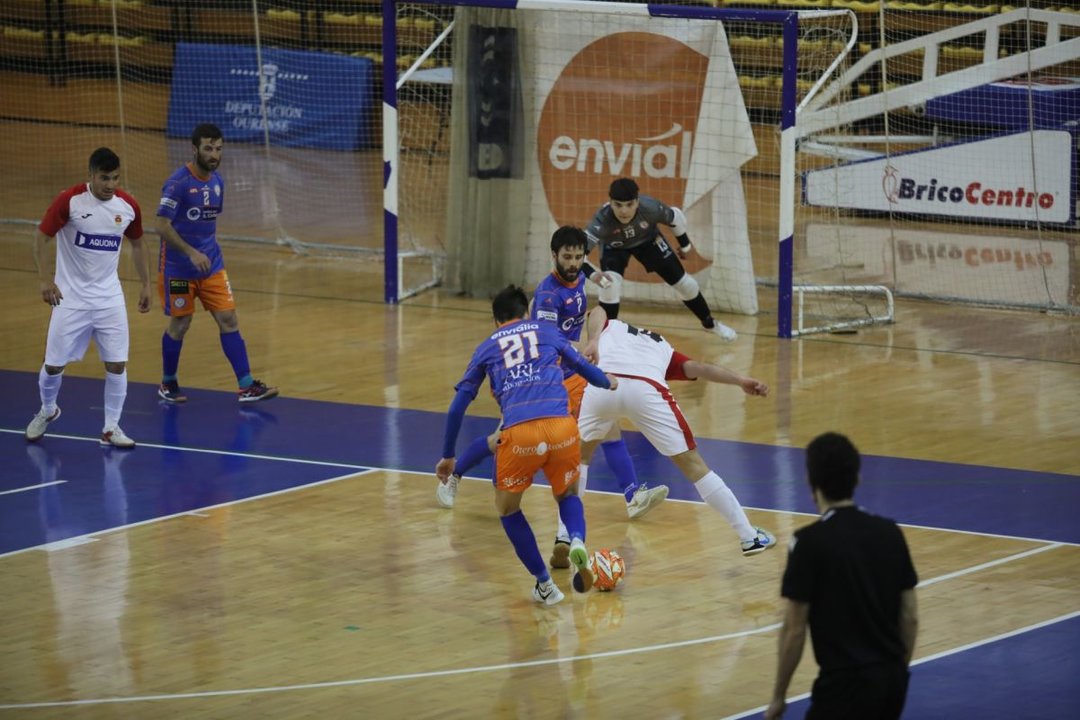 Iago y Allariz presionan a un jugador del Unión Arroyo.