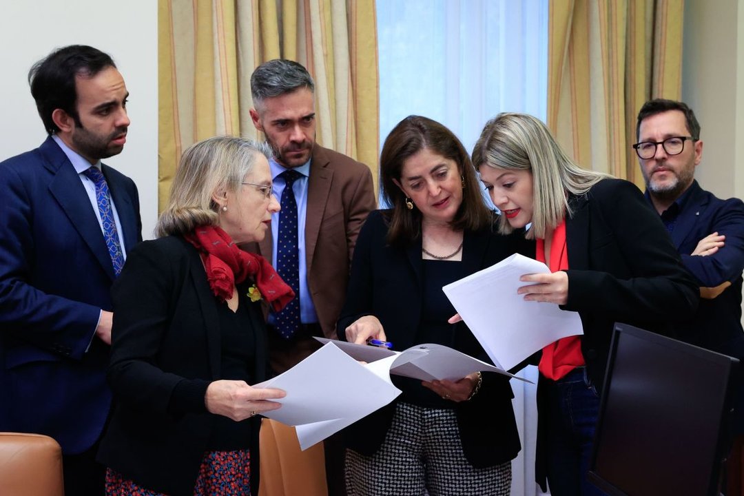 Letradas de las Cortes, con la diputada socialista Laura Berja, en la reunión de la Comisión de Justicia.