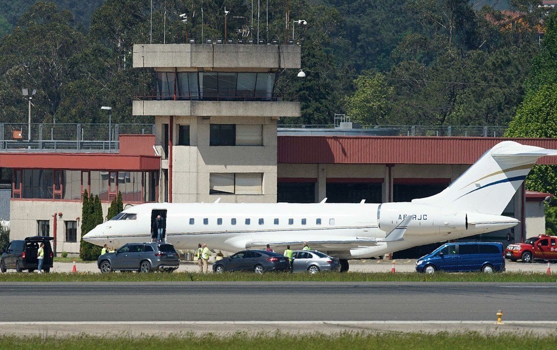 El avión del emérito en Peinador (A.D.).
