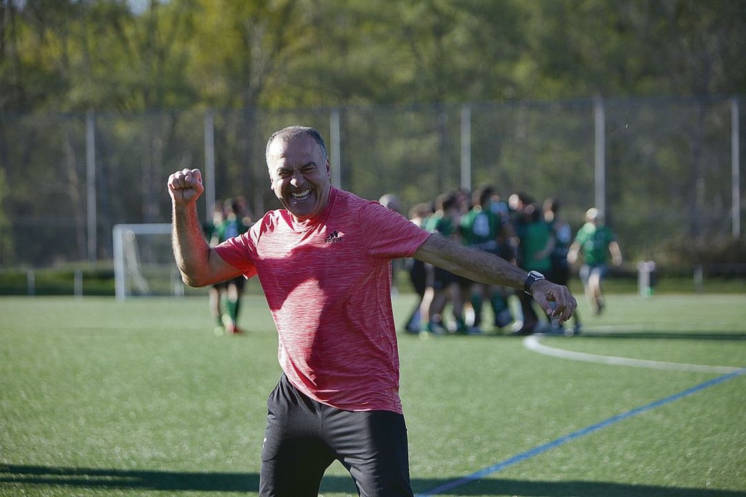 El entrenador Jorge Regal descarga toda su emoción tras alcanzar un nuevo ascenso con el Allariz en el campo Cid Carriega.