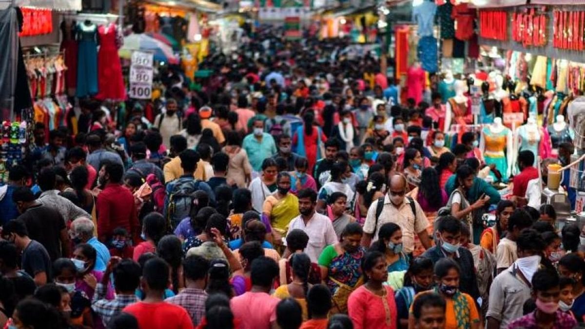 Una calle de la India, abarrotada de personas.