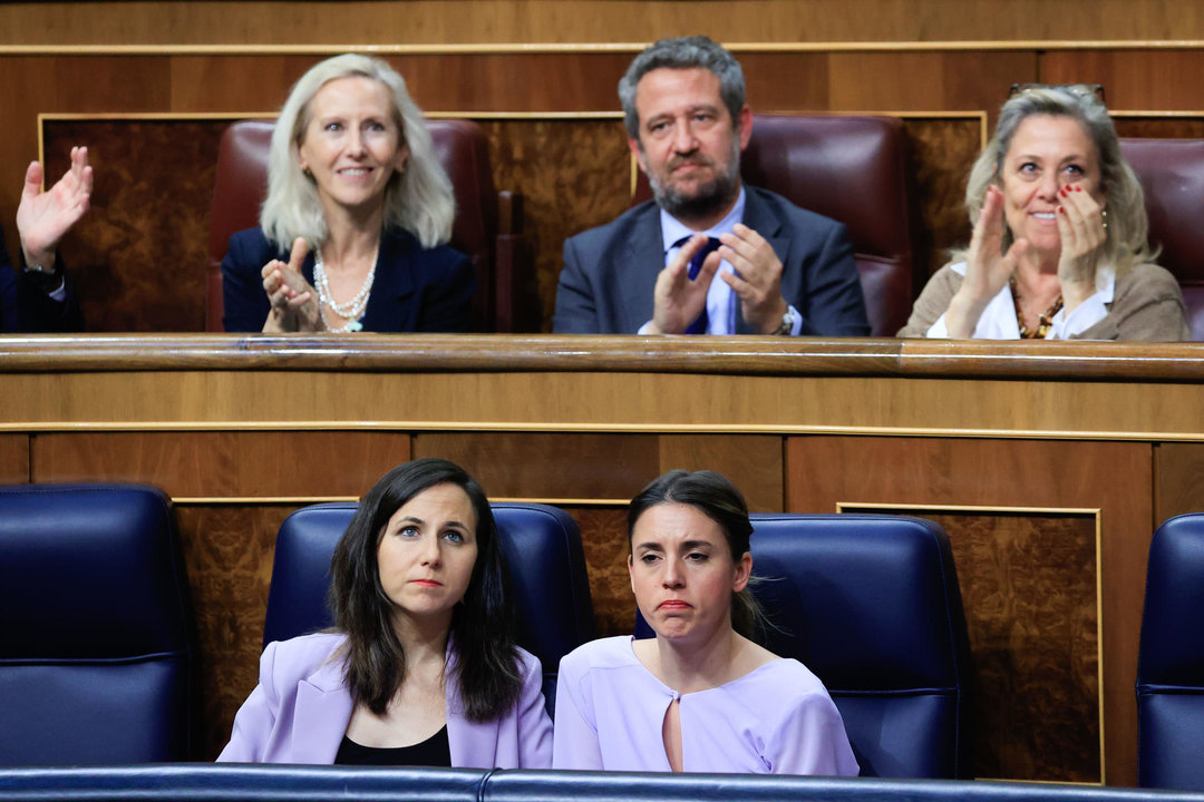 La ministra de Derechos Sociales Ione Belarra (i) y su compañera de partido y ministra de Igualdad, Irene Montero (d), tras la votación para la reforma de la ley del solo sí es sí en el pleno celebrado este jueves en el Congreso. (FOTO:EFE/Zipi Aragón).