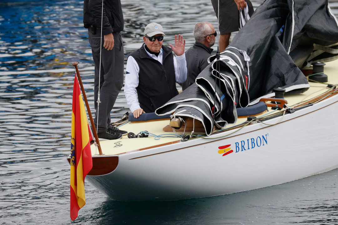 El rey emérito, Juan Carlos I, sale a navegar en Sanxenxo, Pontevedra, este jueves. (FOTO: EFE/Lavandeira Jr).