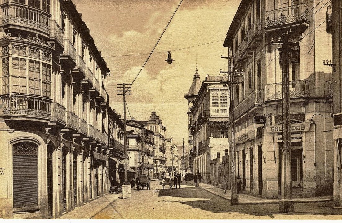 En los años 20, La Marquesina era uno de los locales de referencia de aquel Ourense. En la foto se ve su terraza y un “coche aparcado” delante.