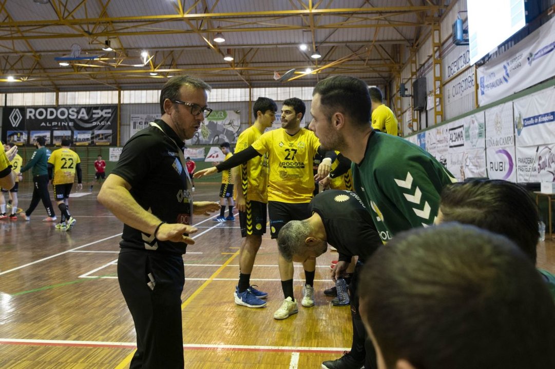 El entrenador del Ribeiro, Félix Mojón, da instrucciones a sus jugadores.