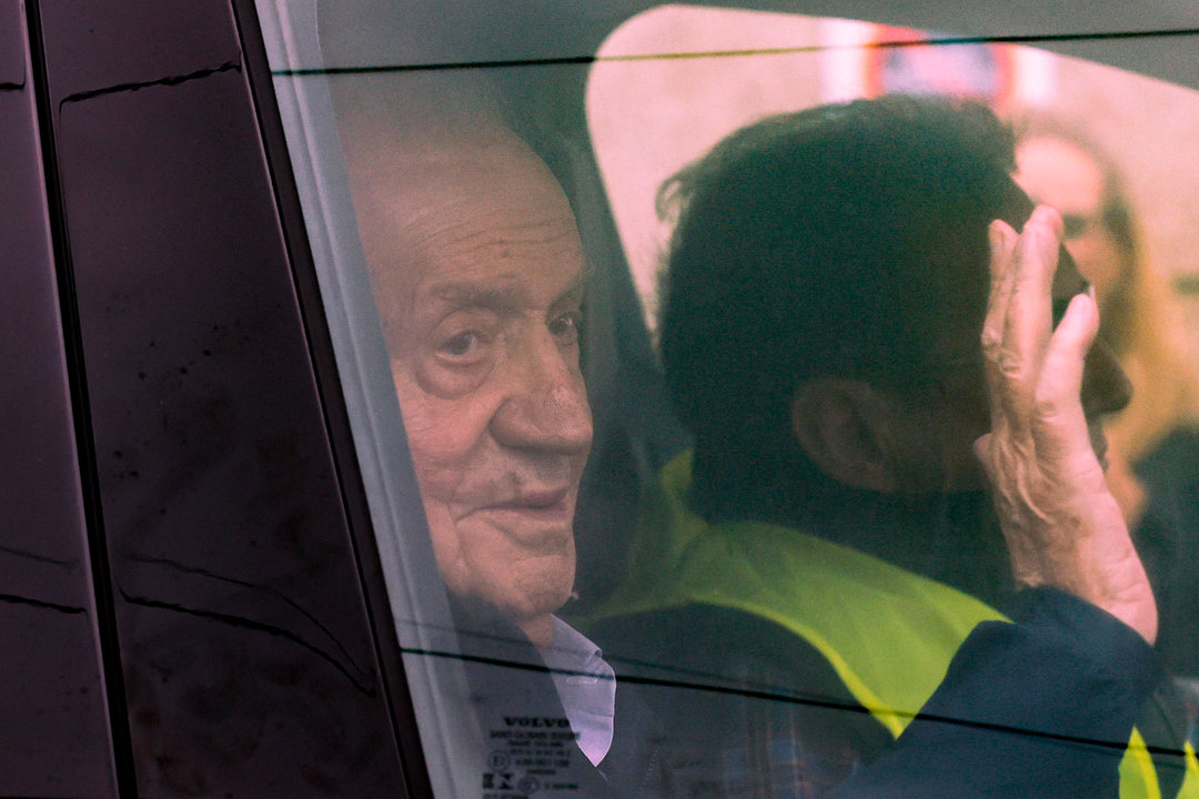 El rey emérito, Juan Carlos, este domingo, a su salida del de Sanxenxo. Foto: EFE.