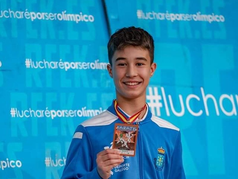 Jacobo Casado, del Kárate Club Maceda, con la medalla de bronce que consiguió en el Campeonato de España Infantil.