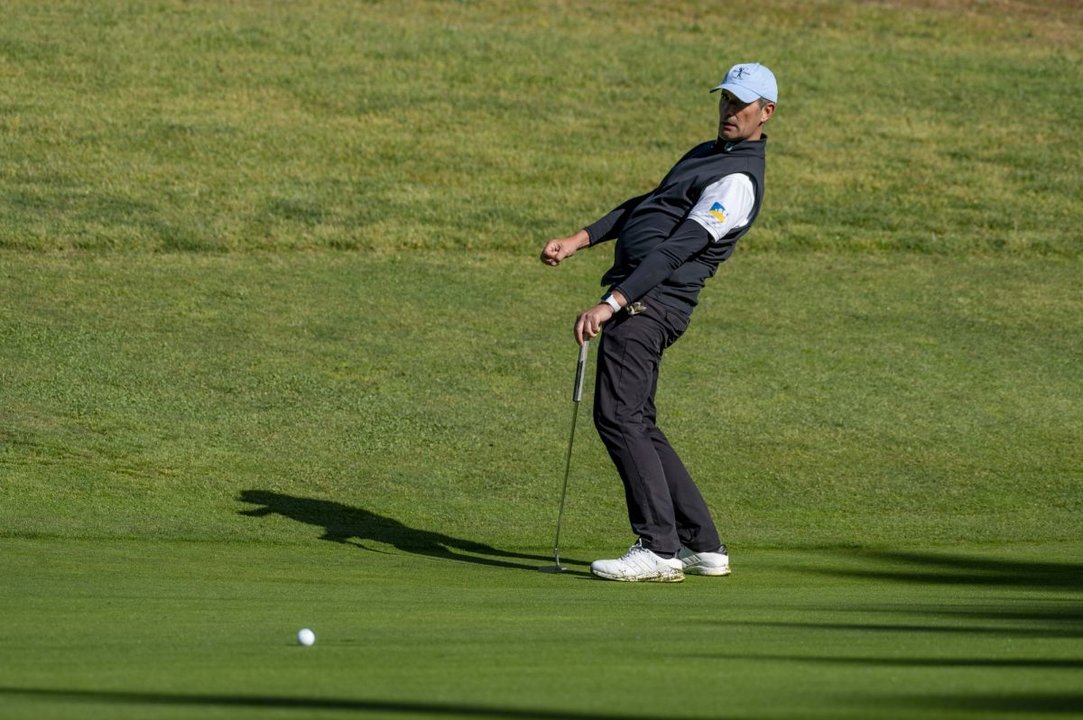 Un golfista observa la dirección de la bola tras ejecutar un golpe en un green del campo ourensano.