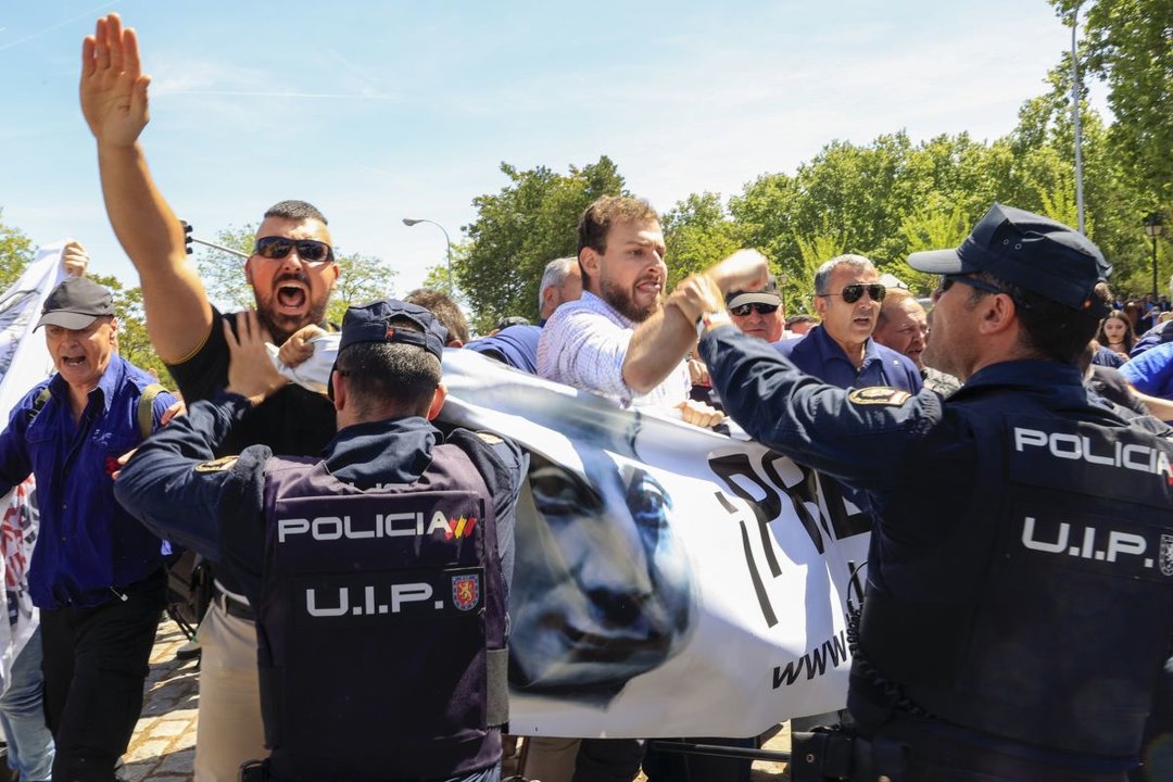Falangistas se enfrentaron a la policía en el cementerio de San Isidro, en Madrid.