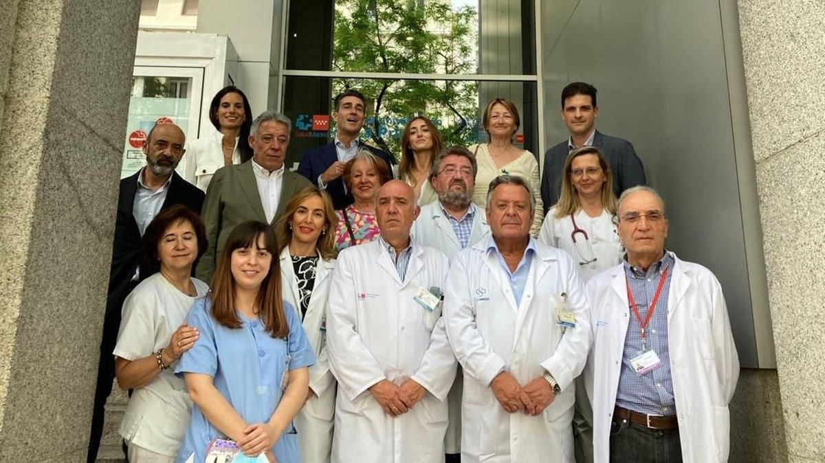 El neumólogo trivés -segundo por la derecha, en la fila de abajo- con su equipo del Hospital de la Princesa, de Madrid.