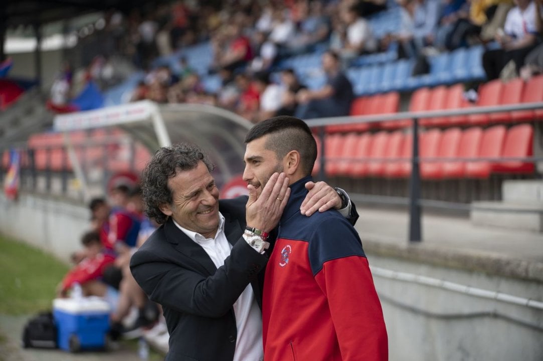 El técnico del Arosa, Luisito, saluda cariñosamente a Jorge de Dios, entrenador de la UD Ourense.