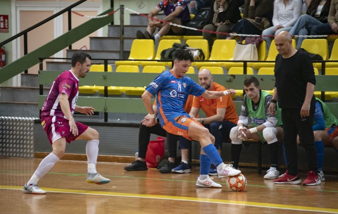 Santi, del Sala Ourense, pisa el balón en un partido disputado en la central de Os Remedios.