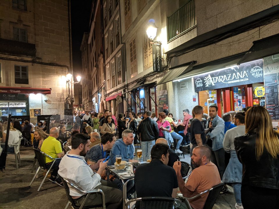Turistas en el Casco Vello de Ourense.