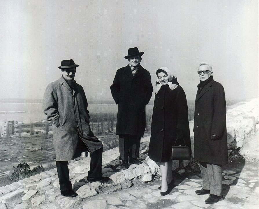 Imaxe de arquivo de Xurxo Martiz con Mezquita -primeiro pola dereita- e o embaixador Consalvi, en Belgrado (1963).